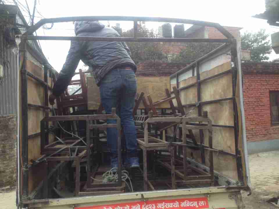 Nieuwe_Schoolbanken_op_transport_vanuit_Kathmandu