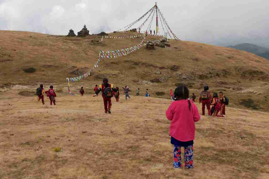 Kinderen op een wandeltocht in de heuvels van Sailung Nepal